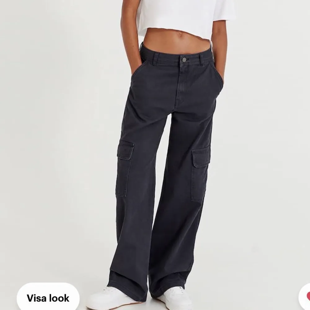 Säljer dessa oanvända byxor då jag råka beställa 2. Dom är i storlek 36 och är lagom långa på mig som är 173. Kontakta mig för fler bilder🥰🥰 . Jeans & Byxor.