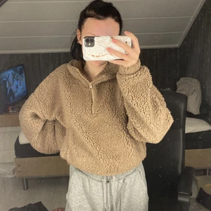 Päls tröja  - Säljer min fluffiga tröja/ jacka eftersom den aldrig kommer till användning. Den har fickor, en liten dragkedja och den går upp vid nacken men man kan vika den, sen har den på insidan utav tröjan vid magen ett snöre så man kan ställa in den så den blir större eller smalare. Fluggig och skön🐻