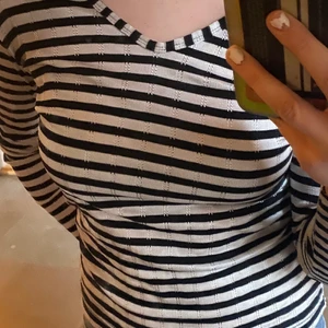 Randig tröja - En jättefin randig tröja med V urrigning. Säljer då den är lite liten för mig. Skriv privat för fler bilder💗