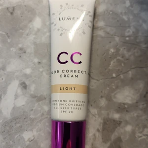 Lumene cc cream färg light - Lumene cc cream färg light. Endast testad var för ljus för mig. Nypris 199kr
