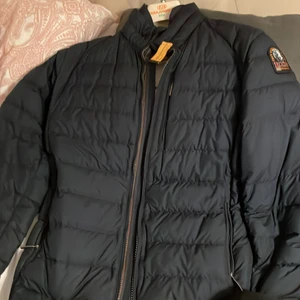 Parajumper ugo - En bra vårjacka, många fickor, varm, sparsamt använd. Köpt 2018 från kidsbrandstore 