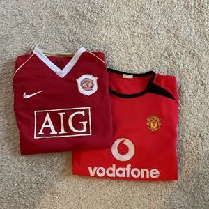 Manchester United tröjor  - Två stycken vintage Manchester United tröjor, med Ronaldo på baksidan. Dem är i använt skick eftersom dem är några år gamla, bara att skriva ifall ni har några frågor. Pris kan diskuteras :) 150kr/st