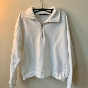 Sweatshirt - Vit sweatshirt med krage + dragkedja, näst intill oanvänd. Pris ink frakt