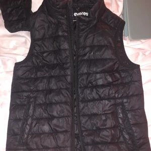 Everest väst  - Säljer en svart Everest väst strl 140