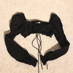 Blus - Kort, långärmad svart topp med snörning från H&M. Använt 2-3 ggr, som ny.