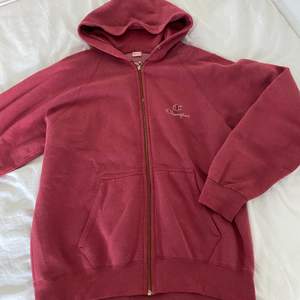 Vinröd vintage hoodie från champion