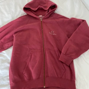 Oversized champion hoodie - Vinröd vintage hoodie från champion