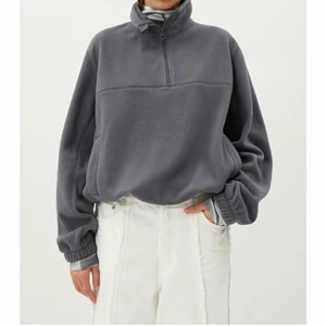 Fleecetröja  - Grå oversized fleecetröja från weekday🤍 storlek XS, men passar S/M, frakt är 79 kr, skriv privat för fler bilder