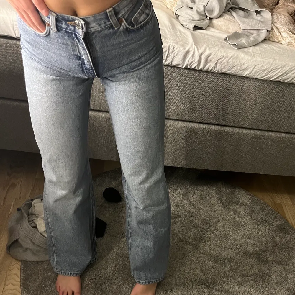 Blåa vida jeans ifrån monki som har knappt kommit till användning 💕. Jeans & Byxor.