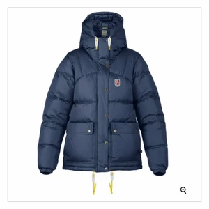  fjällräven jacka - Säljer nu min jättefina slutsålda fjällräven jacka, jackan är köpt i november 2021 och används ca 10 under vintern. Jackan är köpt på fjällrävens hemsida och har självklart kvar kvittot. (Pris kan diskuteras vid snabb affär)