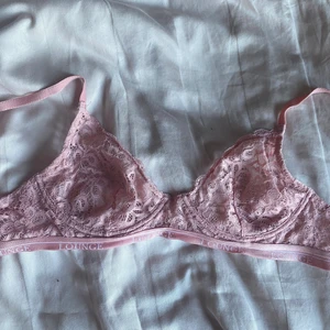 Lounge BH - Säljer nu min fina lounge bh som tyvärr blivit för liten!🙁 Vet inte exakta storleken men skulle gissa på 65/70 B/C❤️ köpte den second hand på plick och den var då i nyskick, endast använd av mig ett fåtal gånger. Tvättad!🌸
