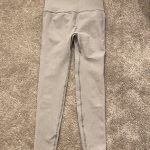Gråa leggings - Gråa leggings. Kan mötas upp eller skickas. De stryks och tvättas innan de skickas/hämtas. Använd 3ggr. Man kan välja spårbar frakt elr ej så pris på frakt kan ändras.