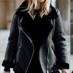 Zara jacka  - Kollar intresset på min zara jacka i storlek M. Älskar den men tyvärr har den blivit lite stor för mig. Lånad bild, skickar fler bilder vid intresse. Bud över 400 eller köp direkt för 500💖 köparen står själv för frakten 