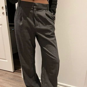 Långa gråa rutiga kostymbyxor. - Ett par as coola baggy kostymbyxor från Zara. Jag är 170 och de är långa på mig. Stl S, köptes för 400 säljer för 200.