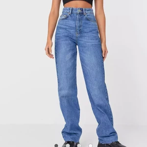 Blåa jeans - Blåa raka jeans från märket stradivarius, högmidjade. Köpt för 359kr men säljer då dem inte kommer till användning. Använda 2-3 gånger! Är storlek 38