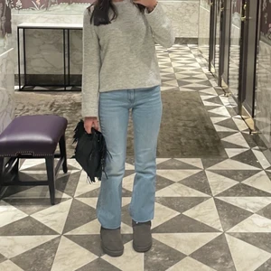 Ljusblå zara jeans - Säljer dessa skitsnygga jeans från zara. Använda typ 3 gånger💕 Jag är 160 o de är lite korta på mig💕