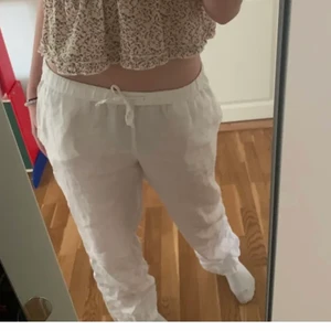 Vita Linnebyxor - Säljer dessa vita linnebyxor från Hm då de var för stora för mig. Köpte dom här på plick och har endast provat dom. Lånade bilder! Hör av er vid frågor💕