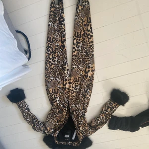 Otrolig skii-jumpsuit från ASOS! - Passa på att säkra status som coolast i backen! Oanvänd då jag Eftet lång tvekan bedömer som för liten för mig. Tight och snygg passform i smidigt vattenavstötande väldigt stretchiga material. Pälskant vid krage. Kan skicka mer bilder om så önskas. Storlek 38, men Liten i storlek så passar en storlek 34 lr 36.