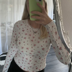Tröja - Jättesöt tröja med blommor som jag använt några få gånger endast. Fint skick! Vet tyvärr inte vart tröjan är ifrån då jag köpte den från plick. Finns heller ingen storlek vad jag sett men den sitter som en S/ lösare Xs skulle jag säga. Köparen betalar för frakten och katt finns i hem 🧚🏻‍♀️