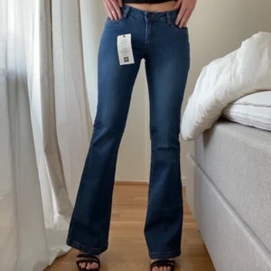Oanvända lågmidjade 90s bootcut jeans - Helt oanvända alla lappar kvar. Storlek 27