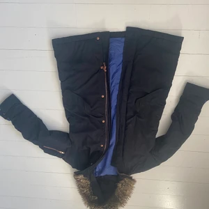 Klassisk lyxig vinterjacka från Filippa  - Glansigt snyggt mörkblått tyg och roséguld detaljer ger optimal look på stan och i pulkabacken! Välanvänd, men hel och ren. Matchande byxor från Tenson i storken 38 kommer med på köpet om så önskas. 