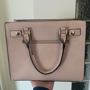 Väska - En rosa väska från Ullared som tyvärr inte kommer till användning längre. Flera fack inuti! Dm för intresse samt fler bilder 💓