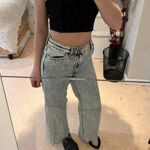 Avklippta vida jeans från Monki. Är lite för korta för mig som är ~160cm. Fint skick! Fri frakt 