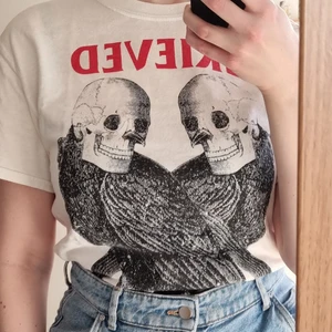 T-shirt bandtröja - Bandtröja köpt second-hand på mysiga Nobelberget några sommrar sen. Obetydligt använd av mig, men den har lite ytludd sedan innan. Sitter bra på mig som har storlek 38, men skulle lugnt sitta snyggt oversized på mindre storlekar 😊