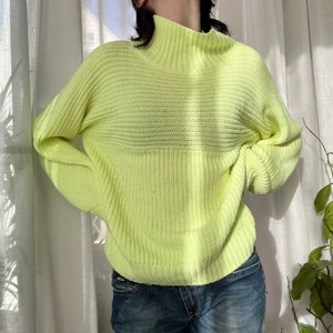 Neon gul stickad tröja - Super fin stickad tröja i neongult, strl S💕 Den är knappt använd och säljs av den andledningen. Den är en riktig statment piece. Köparen står för frakt💕