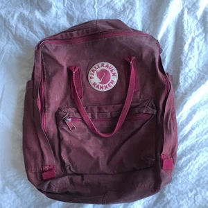 Fjällräven ryggsäck vinröd - Snygg klassisk fjällrävenryggsäck. Ganska gammal men bra kvalitet! Använd men hel och ren 💕💖