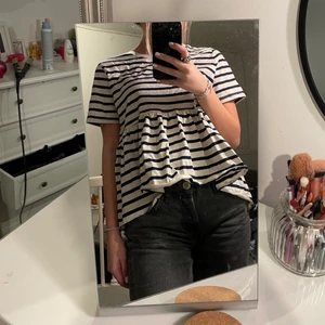 Randig zara topp - Randig populär zara tröja🤍 Storlek S, aldrig använd. Finns ej att köpa på hemsidan längre. Hör av dig privat vid intresse/frågor.