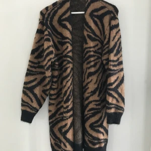 Lång kofta  - Knälång gosig kofta tigermönstrad, nyskick 