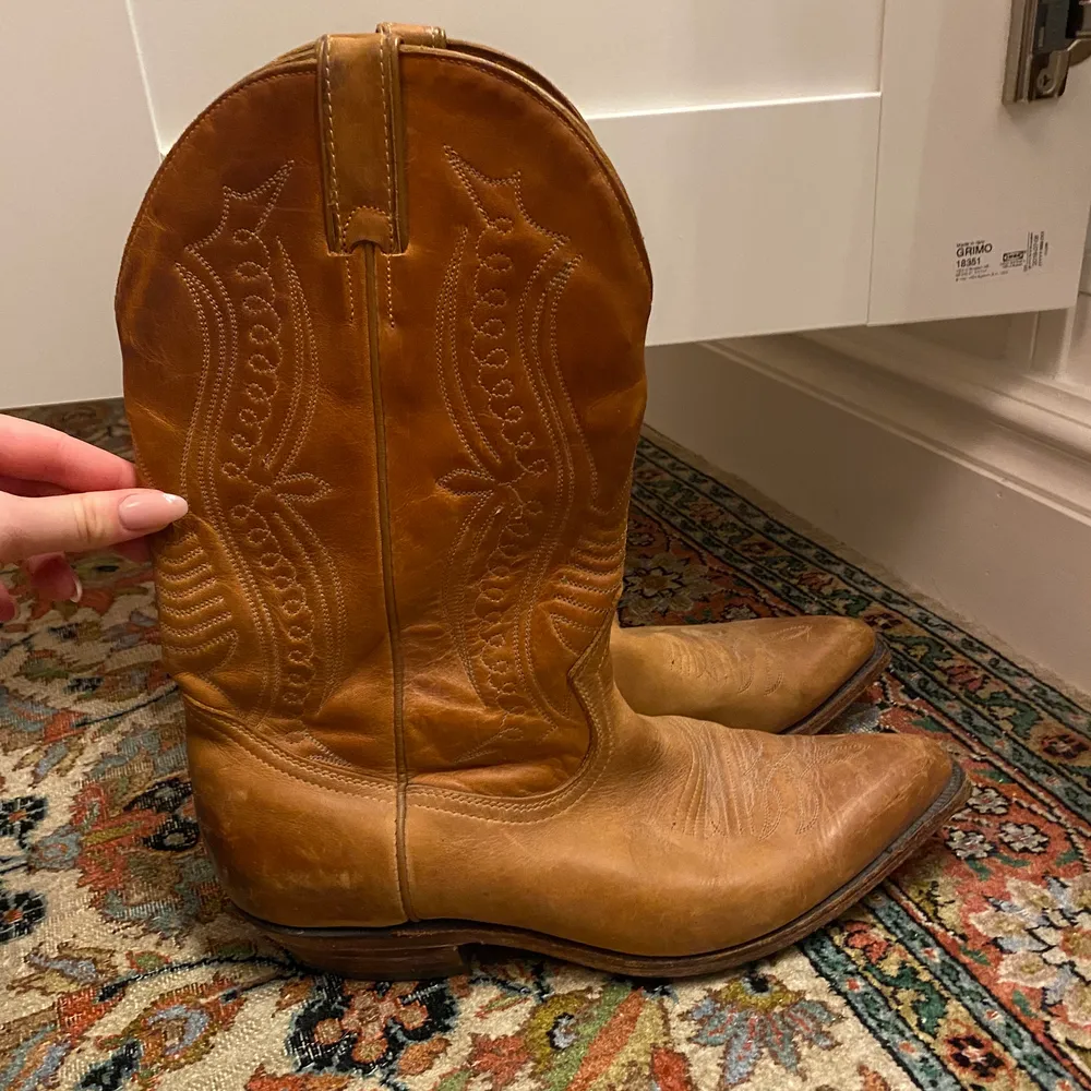 Vintage boots köpta i en vintage butik i stan. När jag köpte de sa de att det var storlek 40, (står ingen storlek i) men jag som har 39 brukar ha en extra sula i och då passar de mig. Skor.