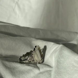 Ring - En jättevacker ring! Omkretsen är 8 cm! Klassas som L/XL. Alla pengar går till WWF. Köparen står för frakt ❤️