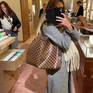 LV GRACEFUL MM - Säljer min helt nya LV Graceful MM, köpt i butik i Stockholm oktober 2021. Den är aldrig använd utan bara stått i garderoben. Allt medföljer vid köp så som kvitto, dustbag samt box. 