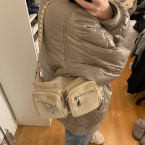 Noella väska - Säljer denna super fina ljusrosa/beiga noella väskan. Super bra kvalite och inga defekter. Fraktar bara💕