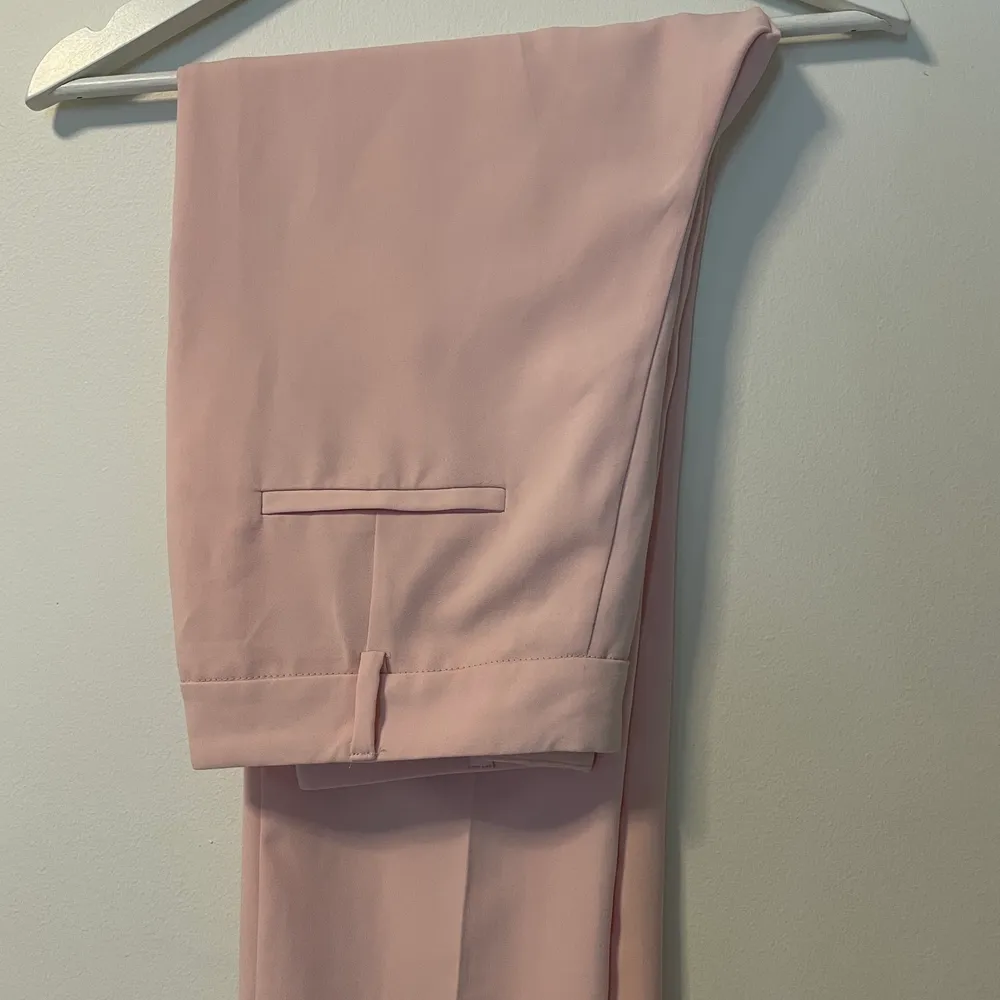 Jättesöta rosa kostymbyxor 💕 Kan skicka mer bilder ifall det skulle önskas.. Jeans & Byxor.