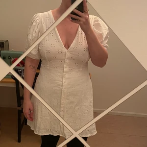 Supersöt skön klänning - Supersöt klänning i skönt halv-stretchigt material. Vit med mönstrat tyg, se trdje bilden. Passar perfekt till sommaren! Puggifa sköna ärmar och söta knappar med en snygg urringning. Säljs pga har insett att klänningar inte riktigt är min grej…