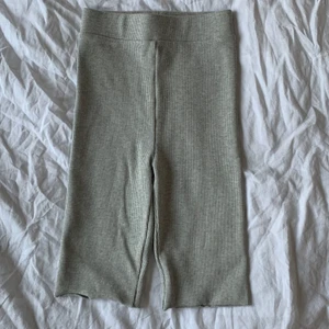 Ribbade cykelbyxor - Skitsnygga och sköna cykelbyxor från zara. Stretchigt och ribbat material och är i nyskick då de knappast är använda🖤köpta för 2 år sedan och går därför inte att få tag på längre. Säljer för 100 kr + frakt🖤