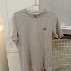 Lyle&Scott - En lyle&scott tröja. Säljer pågrund av att den aldrig används. Den är grå med en örn/fågel på det vänstra bröstet. Den är i bra skick. Original pris 250kr men säljer för 80kr