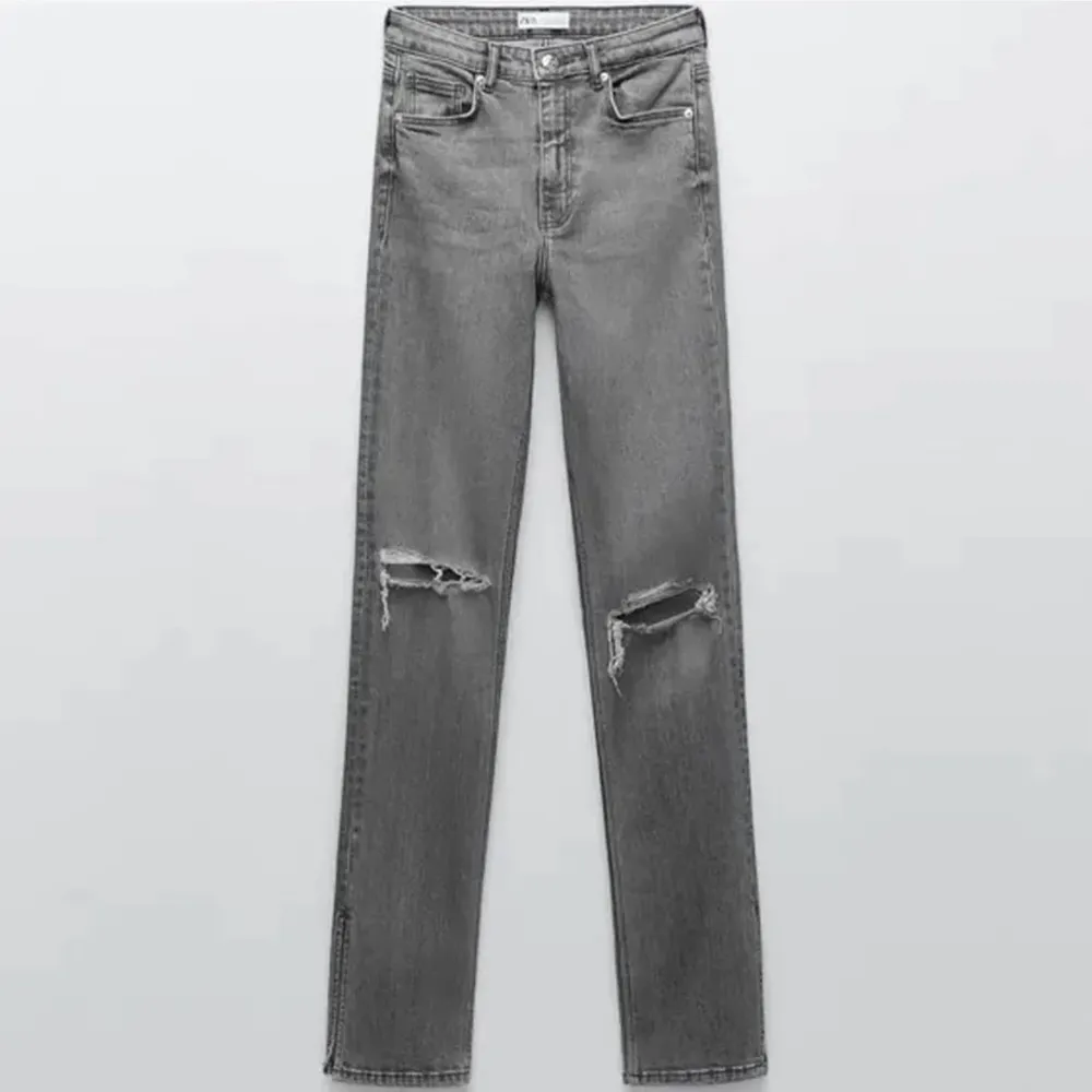 Ett par jätte fina grå jeans från zara men slits nedtill och hål i knäna🤍🤍är i storlek 32 och aldrig andvända med prislappen och allt kvar⭐️. Jeans & Byxor.