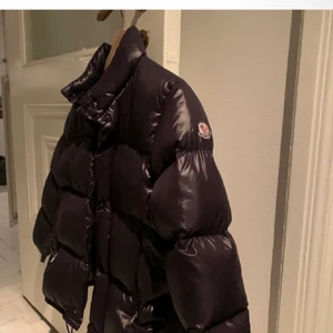 Moncler jacka  - Vintage moncler jacka i bra skick💓 den passar förmodligen någon kort då armarna är lite korta