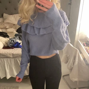 Stickad tröja  - Jätte fin blå stickad tröja med volanger från zara i storlek S💙 Väldrigt bra skick!