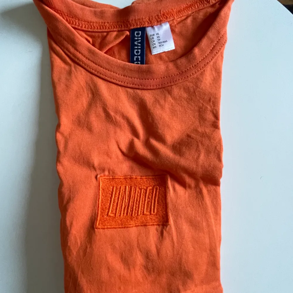 Klar orange T-shirt från HM jag använt en gång. Väldigt cool och användbar!. T-shirts.