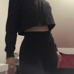 Gym hoodie (croppad) - Den är ganska tunn och jag rekommenderar att ha en sport-BH under men den är väldigt skön att gymma i. Luvan är bra om man är ute eller om man vill ha en luva :). Har ingen användning av den eftersom jag tycker den är lite för croppad för mig. Har bara använt den hemma. Den har lite nopprigt material, men det tycker jag e ganska snyggt.