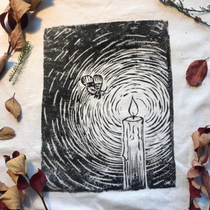 Moth shirt - Handtryckta t-shirts. Finns i storlek S-XL