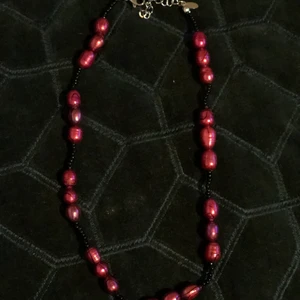 Halsband - Handgjort halsband med pärlor från secondhand, rostfritt stål. 99kr plus frakt men är fler intresserade blir det budgivningen💕💕💕Stötta gärna vårat uf-företag kram FXA uf.