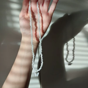 White Butterfly Necklace - White Butterfly Necklace!🐚 ~60kr inkl frakt~  I lager! ✅  Superfint halsband med silver detaljer och en vit fjäril i mitten🤩 Detta halsband passar verkligen till allt💯 