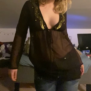 Brun meshtopp! - Brun meshtopp med guldiga detaljer och snörning som avgör hur urringat man vill ha!