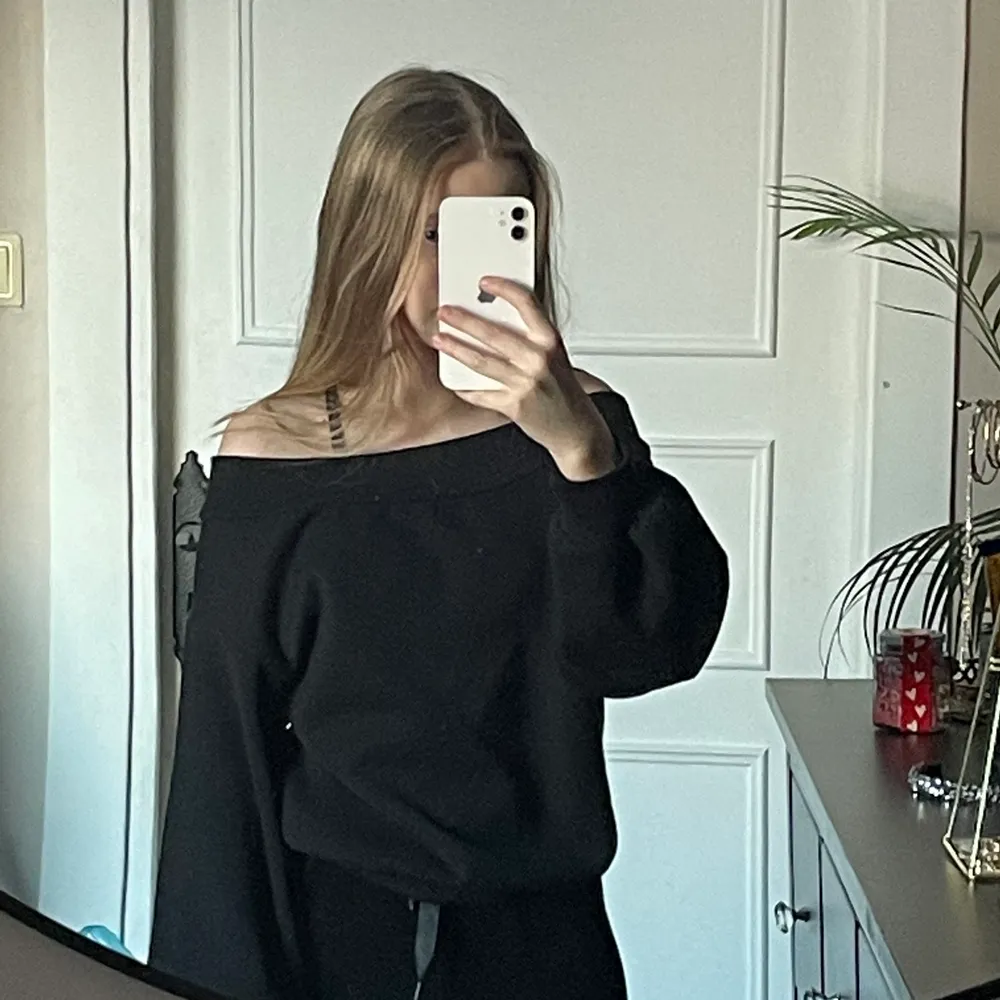 Svart off-shoulder topp från H&M i bra skick. Använd ett fåtal gånger och säljer för att den aldrig kommer till användning längre. Str S, men passar även M. . Tröjor & Koftor.